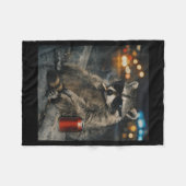 Waschbär raucht Zigarette Lustiges Tier Meme Fleecedecke (Vorderseite (Horizontal))