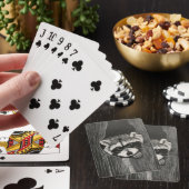Waschbär spielt Karten Spielkarten (In Situ)