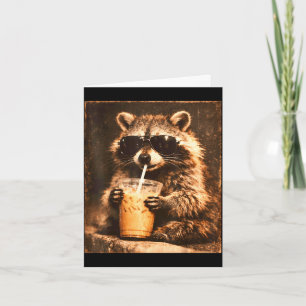 Waschbär trinkt eisgekühlten Kaffee im Vintage-Sti Karte