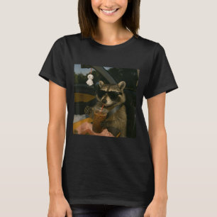 Waschbär trinkt eisgekühlten Kaffee lustiger Tier- T-Shirt