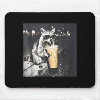 Waschbär trinkt eisgekühlten Kaffee lustiges Meme- Mousepad