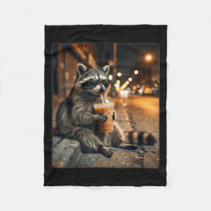 Waschbär trinkt eisgekühlten Kaffee lustiges Tier- Fleecedecke
