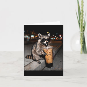 Waschbär trinkt eisgekühlten Kaffee lustiges Tier- Karte