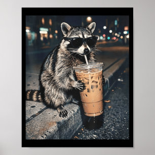 Waschbär trinkt eisgekühlten Kaffee lustiges Tier- Poster