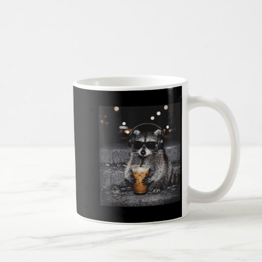 Waschbär trinkt Eiskaffee lustiger Tier-Meme Männe Kaffeetasse (Rechts)