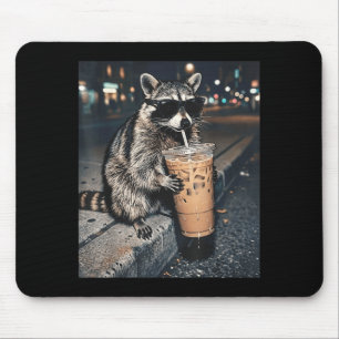 Waschbär trinkt Eiskaffee lustiger Tier-Meme Männe Mousepad