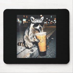 Waschbär trinkt Eiskaffee lustiger Tier-Meme Männe Mousepad