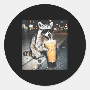 Waschbär trinkt Eiskaffee lustiger Tier-Meme Männe Runder Aufkleber