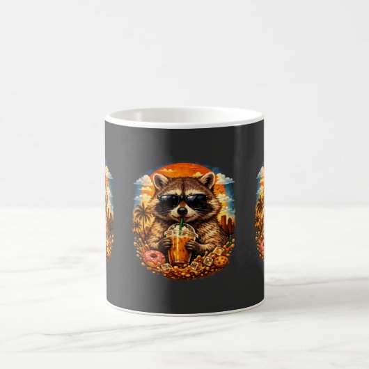 Waschbär trinkt Eiskaffee Lustiges Tier-Meme Kaffeetasse (Mittel)