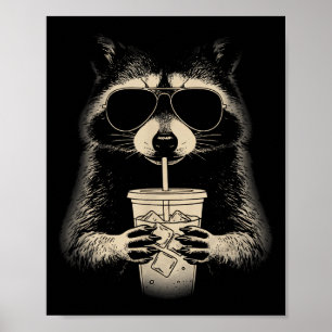 Waschbär trinkt Eiskaffee Meme-Gesicht y2k Grunge Poster
