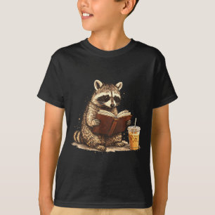 Waschbär trinkt Eiskaffee und liest Buch T-Shirt