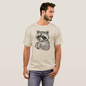 Waschbär trinkt Kaffee Lustiger Waschbär T-Shirt (Vorne ganz)