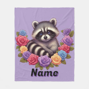 Waschbär umgeben von lebendigen farbenfrohen Rosen Fleecedecke