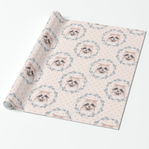 Waschbär und Blumenkranz. Wasserfarbenmuster Geschenkpapier