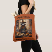 Waschbär-Vogelscheuche kocht Halloween-Abendessen Tasche (Von Nahem)