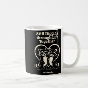 Waschbären graben immer noch gemeinsam durchs Lebe Kaffeetasse