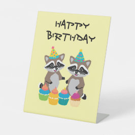 Waschbären und Kuchen Geburtstagsschild in hellgel Sockelschild