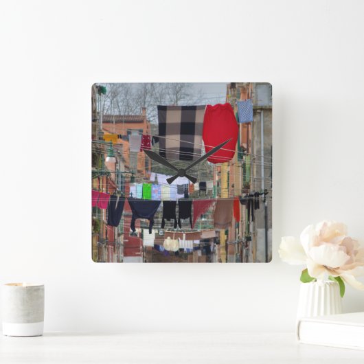 Wäschelinien in Venedig Quadratische Wanduhr (Zuhause)