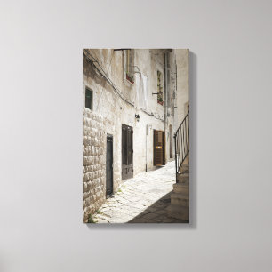 Wäscherei, die hängt, um in einer Gasse in Itali Leinwanddruck