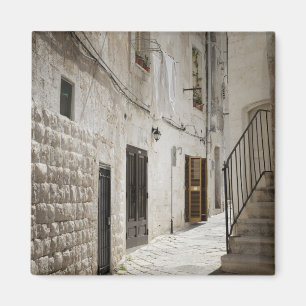 Wäscherei, die hängt, um in einer Gasse in Itali Magnet