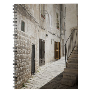 Wäscherei, die hängt, um in einer Gasse in Itali Notizblock