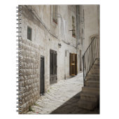 Wäscherei, die hängt, um in einer Gasse in Italien Notizblock (Vorderseite)