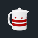 Washington DC Flag Teapot<br><div class="desc">Lassen Sie sich von der Tee-Erfahrung mit der unverwechselbaren Teekanne unter der Flagge von Washington, D.C. verzaubern! Dieser Teekessel, der mit Liebe zum Detail gestaltet wurde, ist mehr als nur ein Schiff; er feiert Washington, D.C.'s einzigartige Identität. Das Design zeigt stolz die ikonische Flagge von Washington, D.C., mit drei roten...</div>