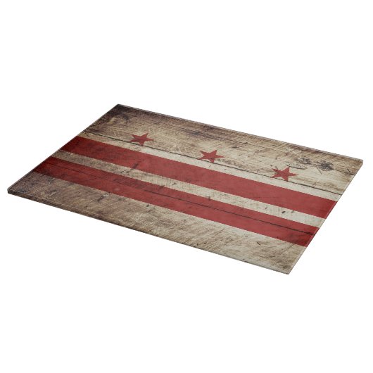 Washington DC-Flagge auf altem hölzernem Korn Schneidebrett (Ecke)