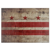 Washington DC-Flagge auf altem hölzernem Korn Schneidebrett (Vorderseite)