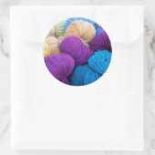 Washington, Seabeck. Bälle aus bunten Garnen Runder Aufkleber (Tasche)