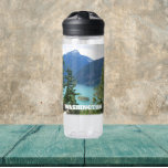 Washington Staaten North Cascades Nationalpark Trinkflasche<br><div class="desc">Bleibe dich mit dieser durchsichtigen Plastikflasche ab,  die ein landschaftliches Foto des smaragdgrünen Diablo Sees im North Cascades National Park,  im Washington Staat zeigt. Wählen Sie die Größe und Farbe der Wasserflasche aus. HINWEIS: Design nicht optimiert für Kid's Wasserflasche Stil.</div>
