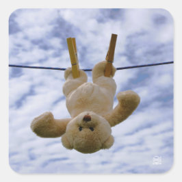 Waslijn met knuffelbeer die hangt te drogen. quadratischer aufkleber