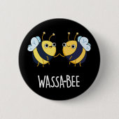 Wassabee Funny Wasabi Bee Pun Dark BG Button (Vorderseite)