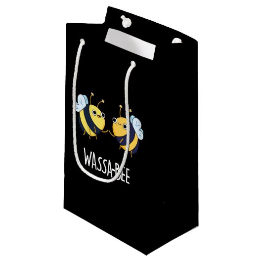 Wassabee Funny Wasabi Bee Pun Dark BG Kleine Geschenktüte (Vorderseite Schrägansicht)
