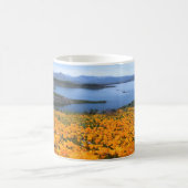 Wasser | California Lake with Golden Poppies Kaffeetasse (Mittel)