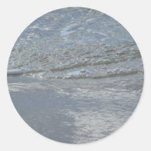 Wasser, das am Strand leckt, abstrakte Fotografie Runder Aufkleber
