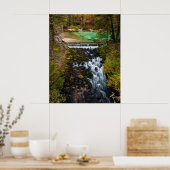 Wasser, das durch den Herbstwald fließt Poster (Küche)