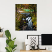 Wasser, das durch den Herbstwald fließt Poster (Heimbüro)