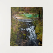 Wasser, das durch den Herbstwald fließt Wandteppich (Vorderseite)