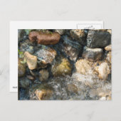 Wasser, das über Steine fließt, in einem gestrafft Postkarte (Vorne/Hinten)