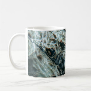 Wasser fällt auf den Wasserkörper Kaffeetasse