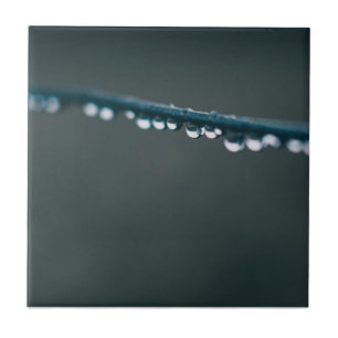 Wasser fällt auf Draht Fliese