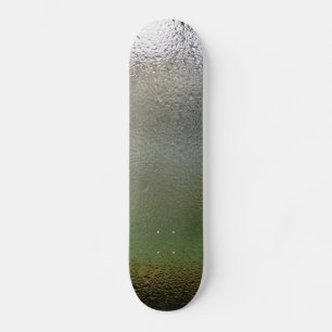 Wasser fällt auf Glas Skateboard