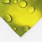 Wasser fällt auf grünes Blatt Fleecedecke (Ecke)