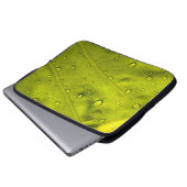 Wasser fällt auf grünes Blatt Laptopschutzhülle (Vorne Knopf)