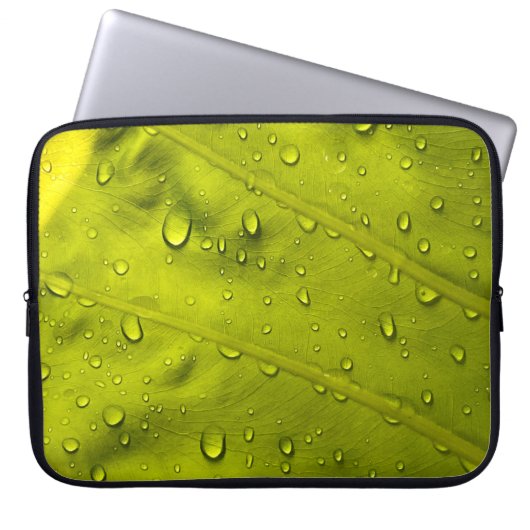 Wasser fällt auf grünes Blatt Laptopschutzhülle (Vorderseite)
