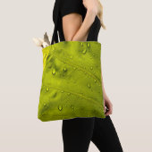 Wasser fällt auf grünes Blatt Tasche (Von Nahem)