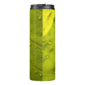 Wasser fällt auf grünes Blatt Thermosbecher (Rückseite)
