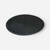 Wasser fällt auf schwarzes Fenster Pappteller (Schrägansicht)