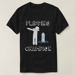 Wasser-Flasche, die das T-Shirt betupft umdreht,
